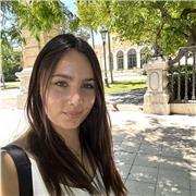 Me considero una persona muy seria para trabajar, muy puntual y responsable; me gusta trabajar con niños, ya previamente lo he hecho y se me da muy bien, soy muy paciente y empática.
Me gustaría trabajar con personas cuyo interés sea aprender un nuevo idi